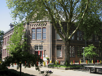 905329 Gezicht op de hoekschool, de OBS De Koekoek (Koekoeksplein 1a) te Utrecht.